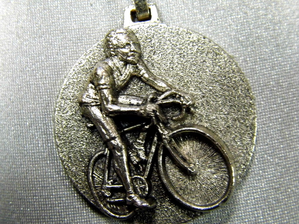 Medaille porte cl&eacute;s porte clef Gravelines DEPECKER cycle velo ancien bicyclette 