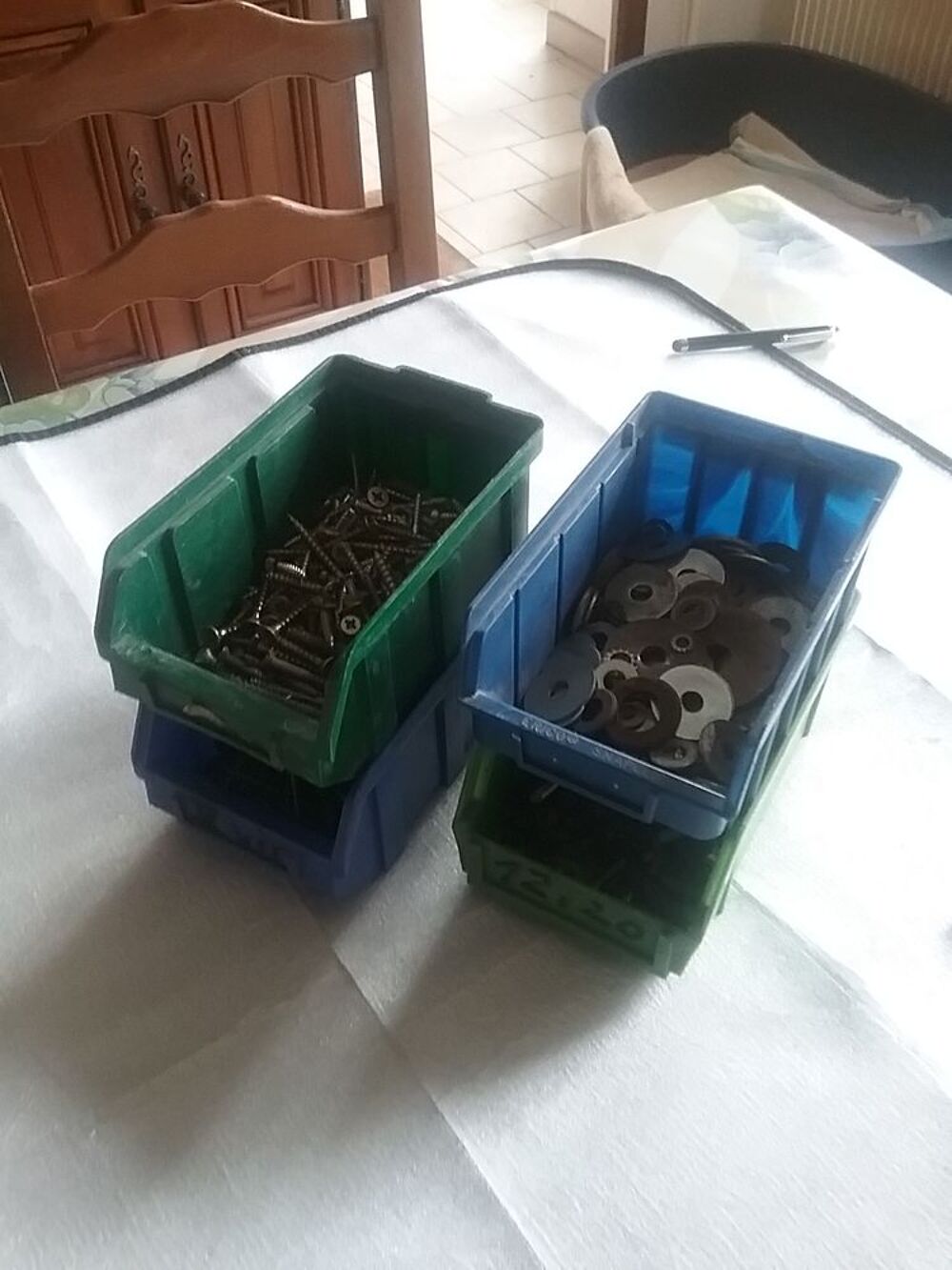Divers casiers empilable avec materiel dans les casiers Bricolage