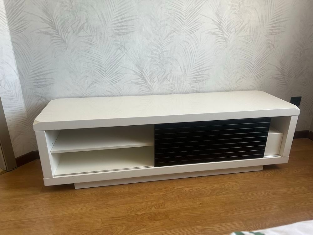 Meuble t&eacute;l&eacute; TV laqu&eacute; blanc et noir Meubles