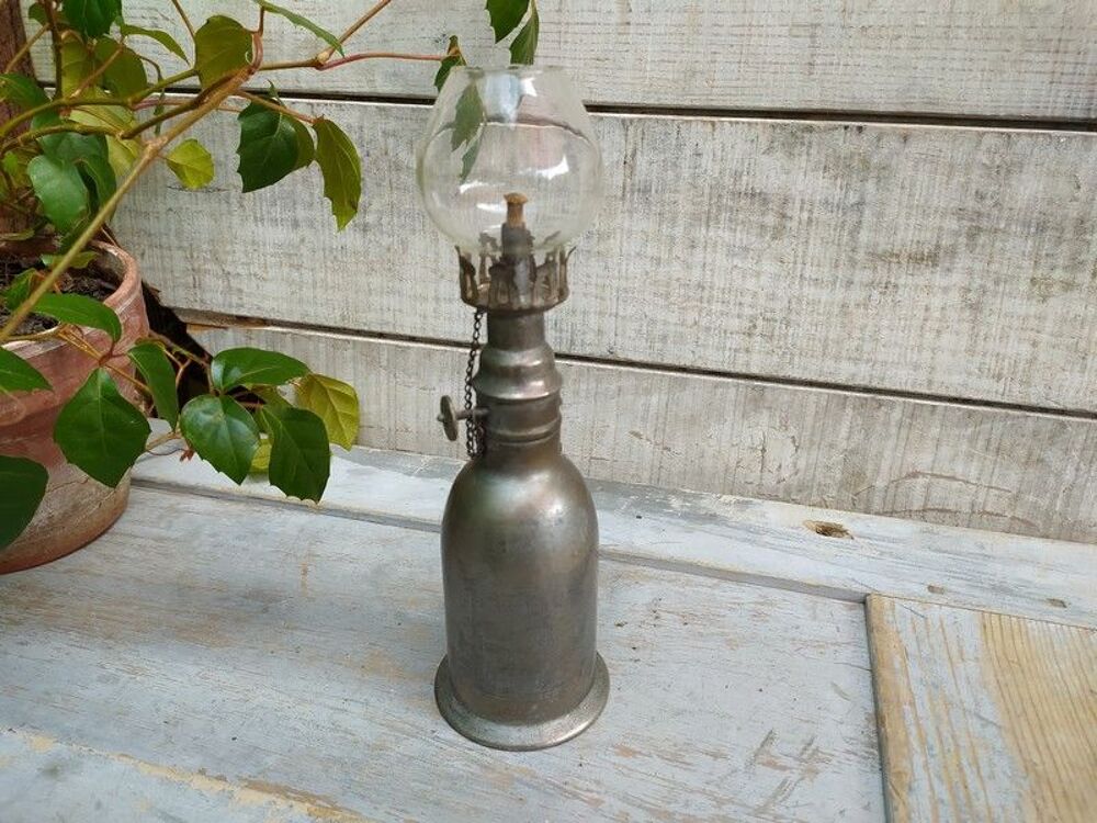 Ancienne Petite Lampe &agrave; P&eacute;trole Briquet sans Soudure
Décoration