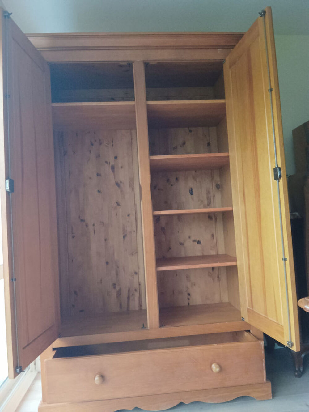 chambre en pin : lit armoire, secr&eacute;taire et chevet Meubles