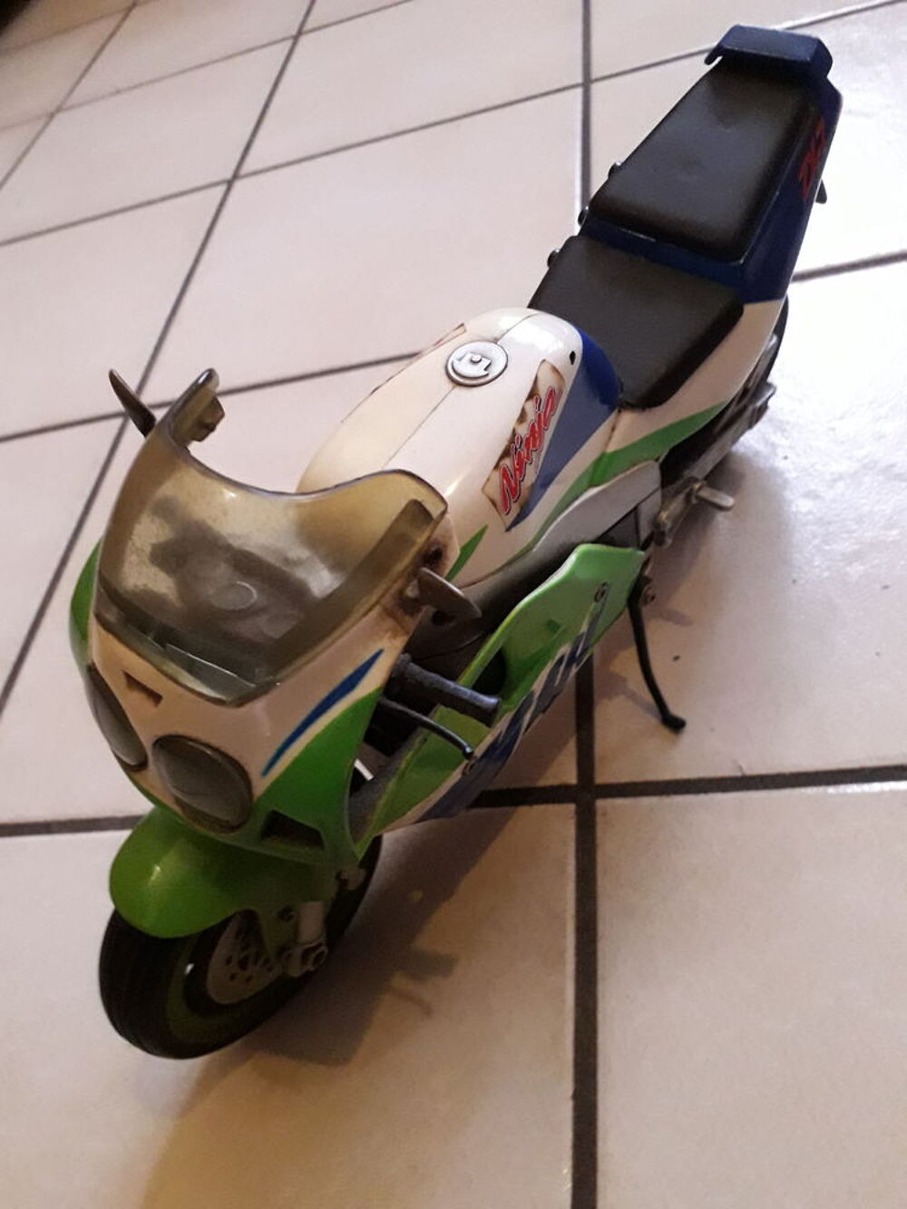 MAQUETTE MOTO KAWASAKI SPORTIF. 