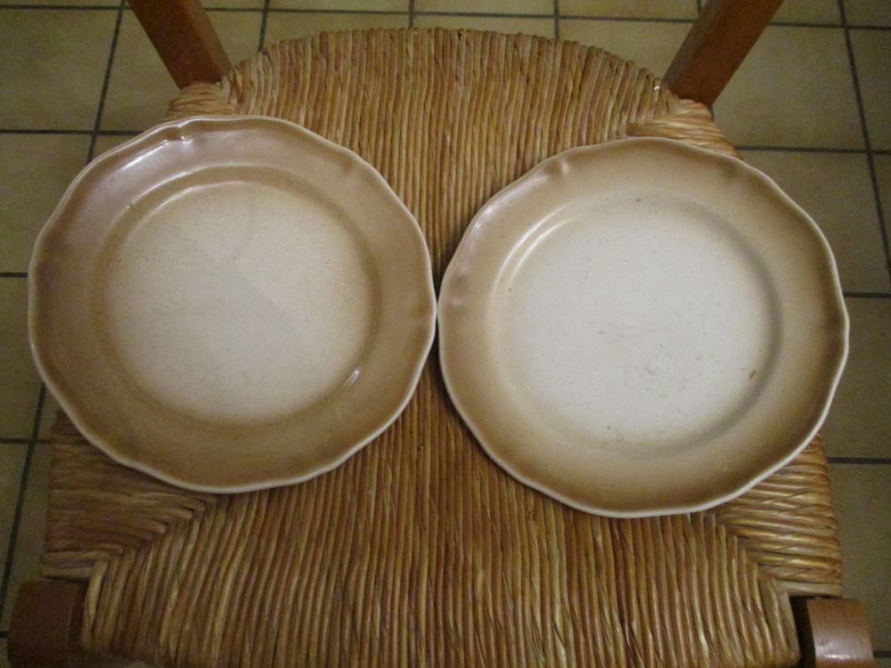 Deux assiettes &agrave; dessert ou d&eacute;corative ou autres neuves
Décoration