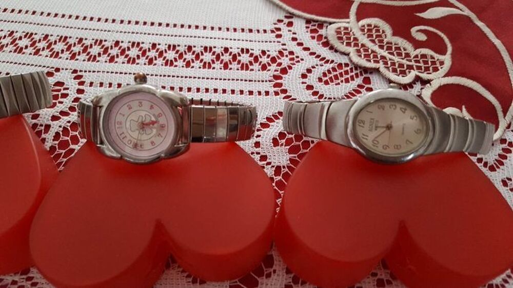 Trois montres bracelet extensibles N&deg;1169 Bijoux et montres