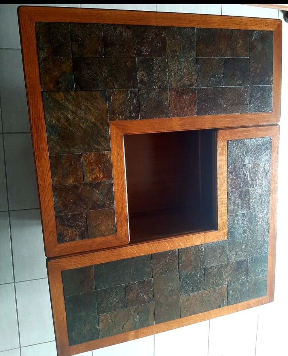 Table de salon avec rangement int&eacute;gr&eacute;. Compartiment int&eacute;rieur pour bouteilles, structur ch&ecirc;ne massif,dessus en ardoise Meubles