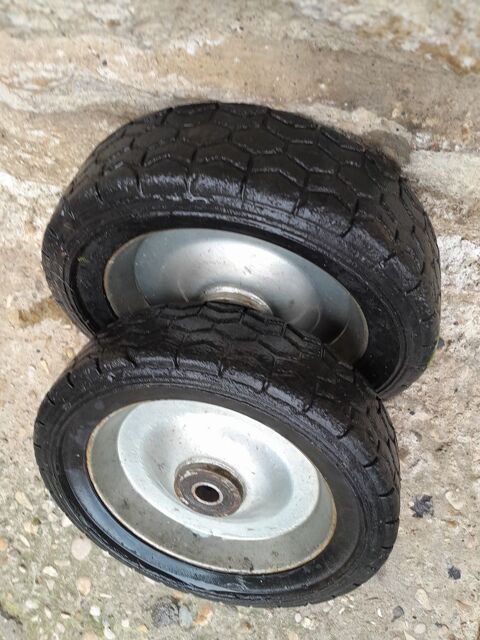 2 roues de tondeuse HONDA HR 216 30 Pronnas (01)