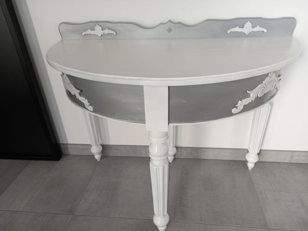Console de style avec miroir. Meubles