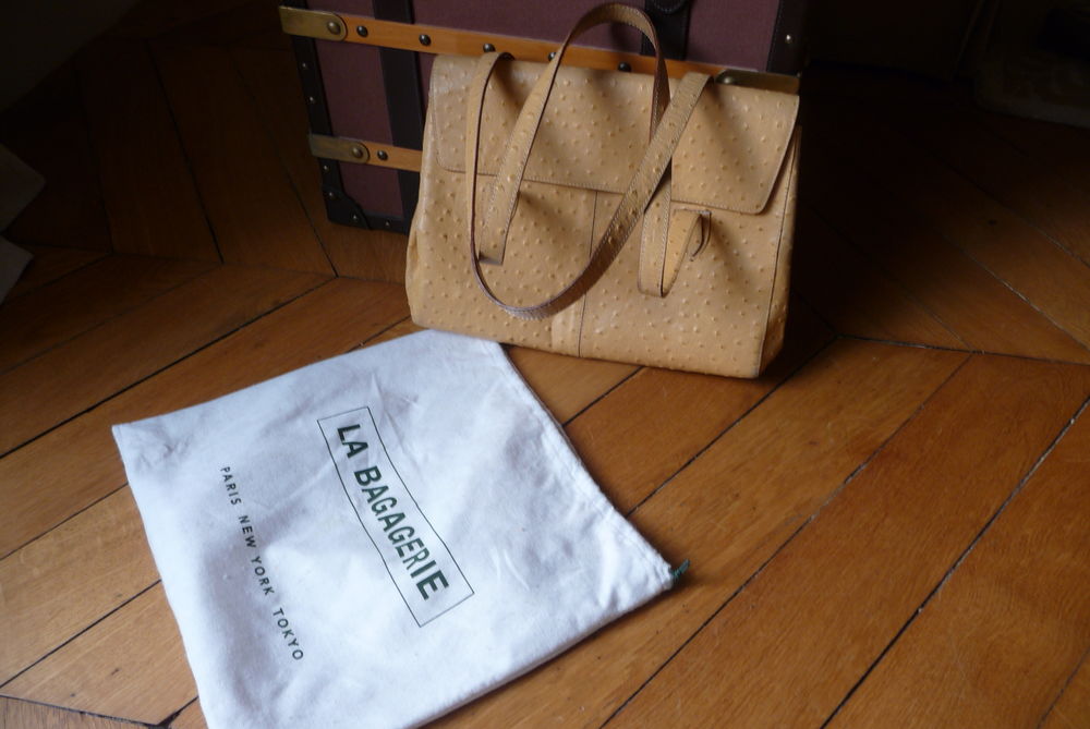 sac &agrave; main cuir jaune fa&ccedil;on autruche 
Maroquinerie