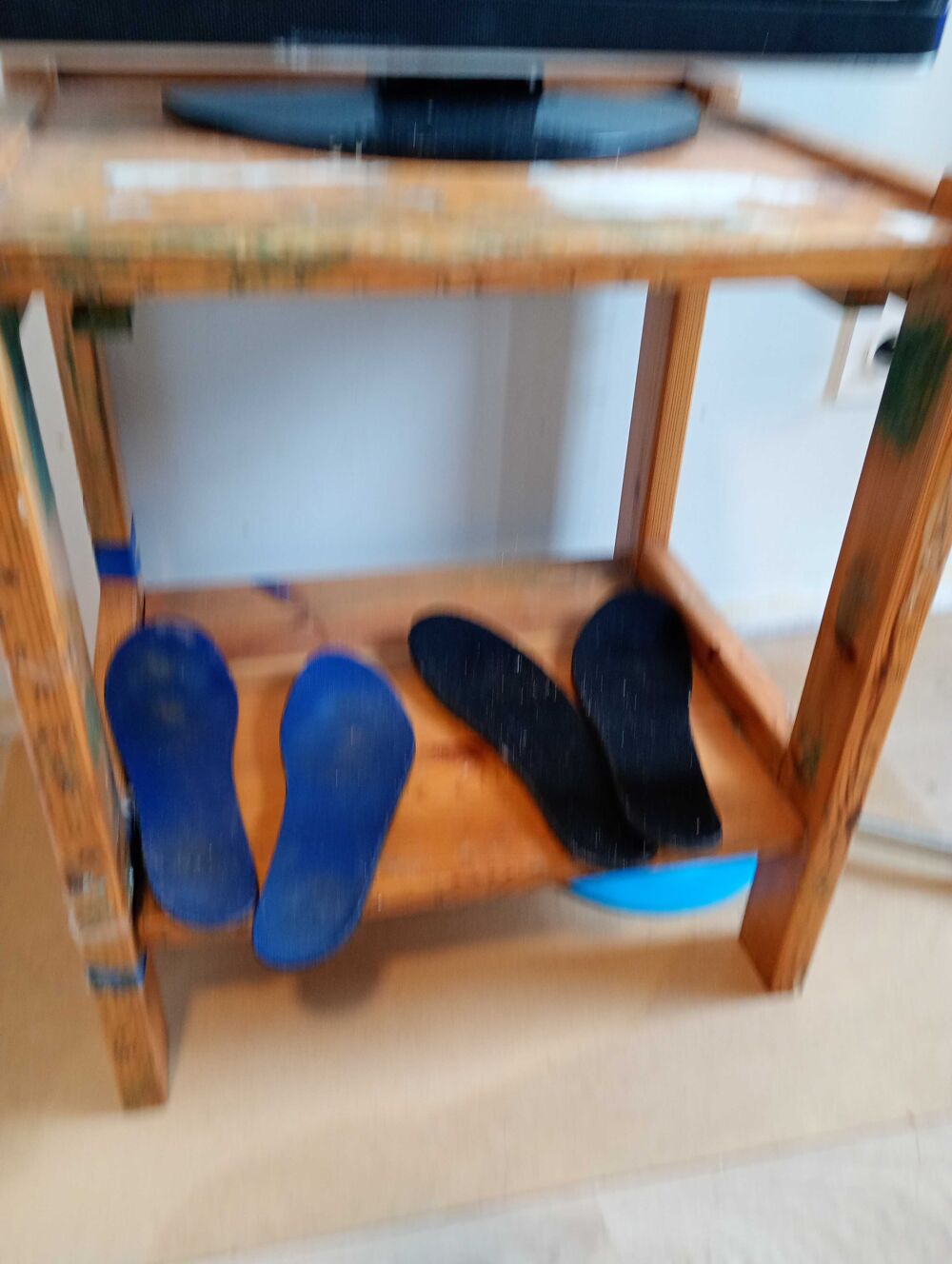 vendre le fauteuil en bois le lit &agrave; deux places le bureaux , frigo ,la table de chevets, pour le 259€ Electroménager
