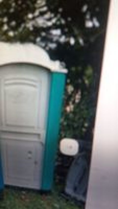   WC CHIMIQUE DE CHANTIER BON ETAT CAUSE PLUS L UTILITEE 