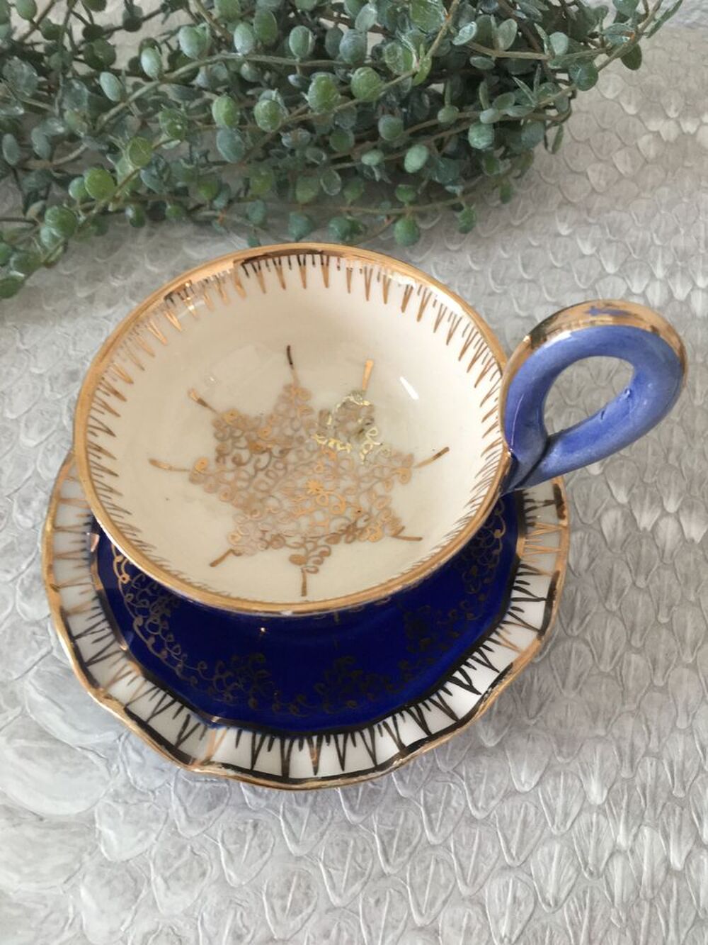 Jolie TASSE sur pied et sa Sous-tasse Décoration