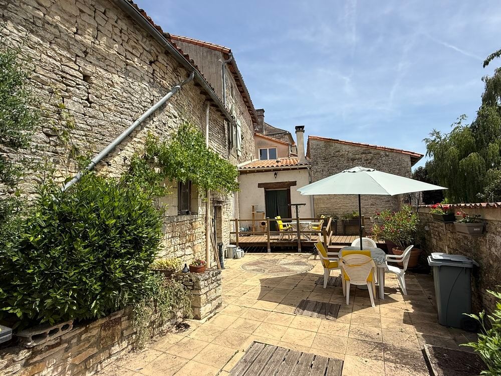 Vente Maison Charmante Maison de Village Avec 5 Chambres à Courcôme Courcôme