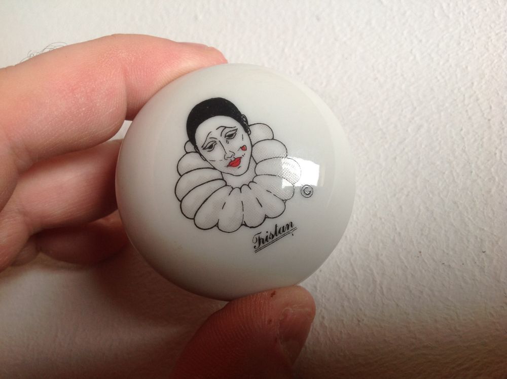 BOITE EN PORCELAINE CIRCULAIRE TRISTAN MOTIF DAT&Eacute;E Envoi Pos Décoration