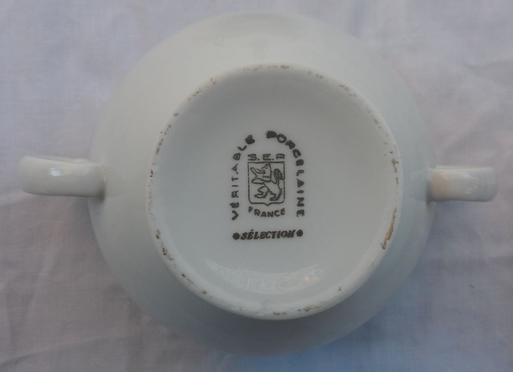 1 th&eacute;i&egrave;re, pot &agrave; lait,1 sucrier neufs en porcelaine Cuisine