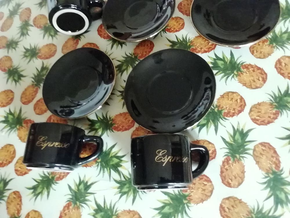 Tasses noires sign&eacute;es EXPRESSO avec liserai OR Cuisine