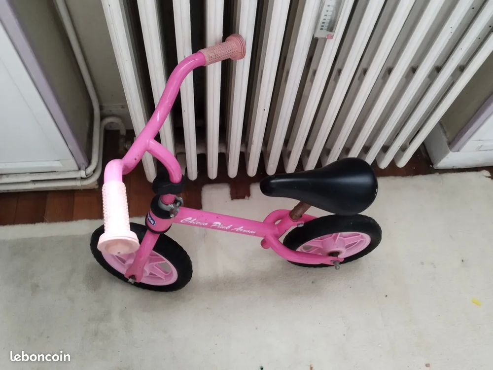 LOT JOUETS (2 v&eacute;lo+1 poussette) Jeux / jouets