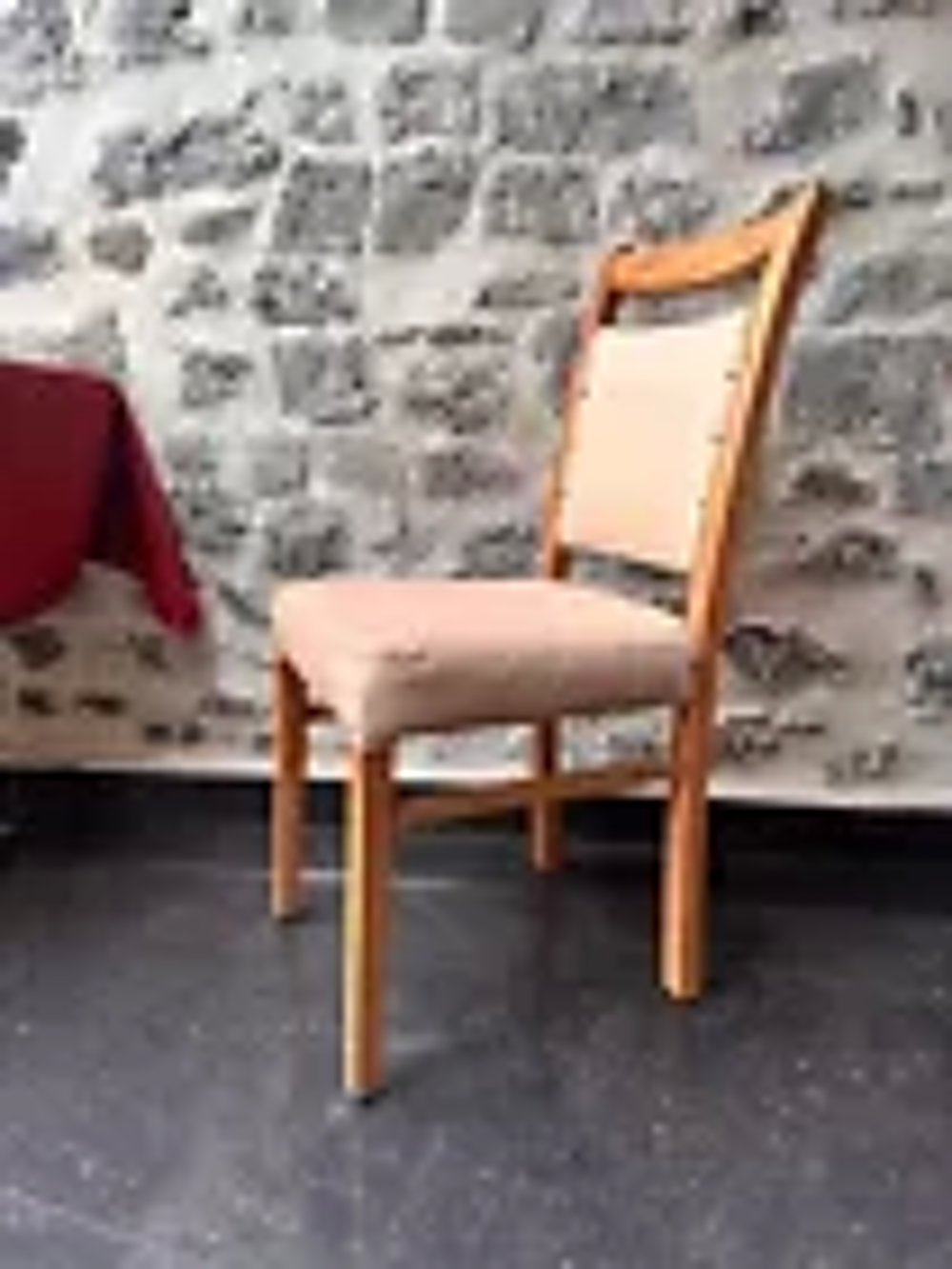 Tables Carr&eacute;es Marron 70x70 et Chaises Cr&egrave;me Meubles