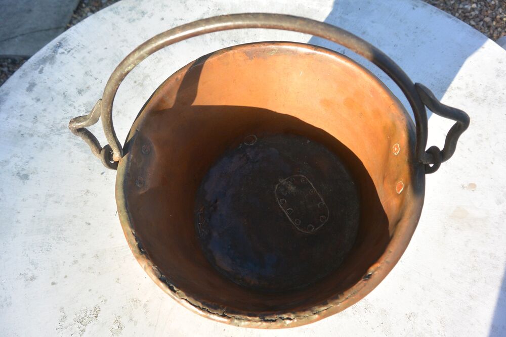 Ancien chaudron en cuivre martel&eacute; fin XIX&egrave;me
Jardin