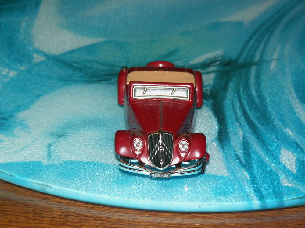 miniature Citro&euml;n traction 22CV cabriolet
Jeux / jouets