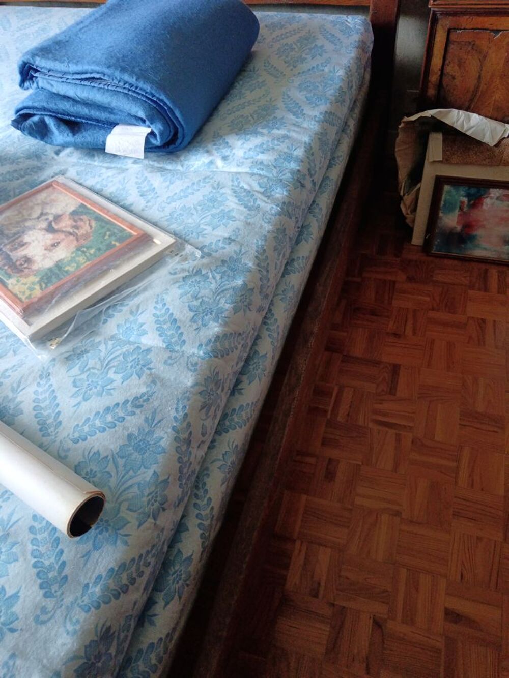 Lit ancien en bois avec table de nuit Meubles
