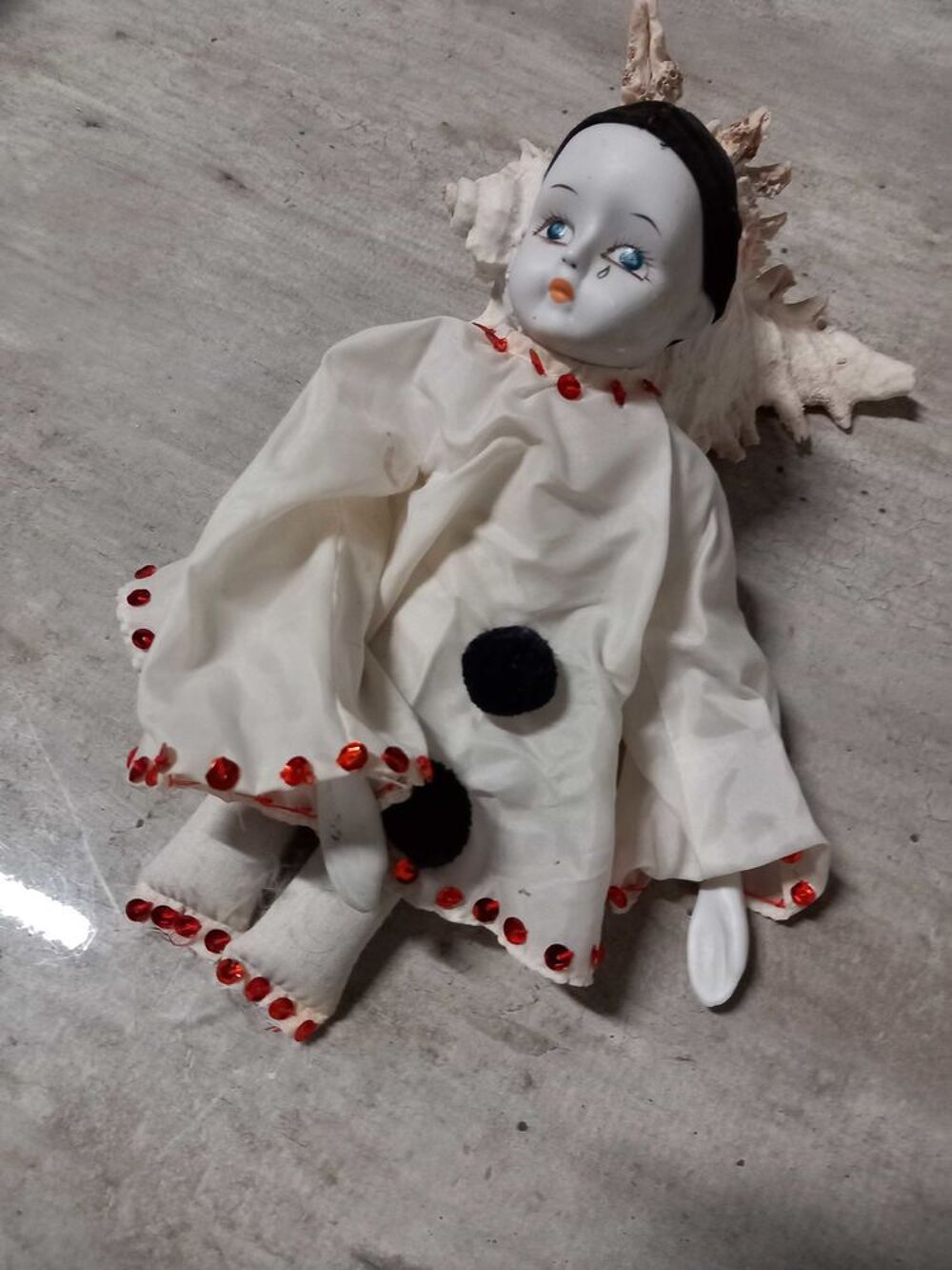 poup&eacute;e de collection en porcelaine 