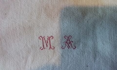 Drap plat ancien monogrammé (E) 10 Digoin (71)
