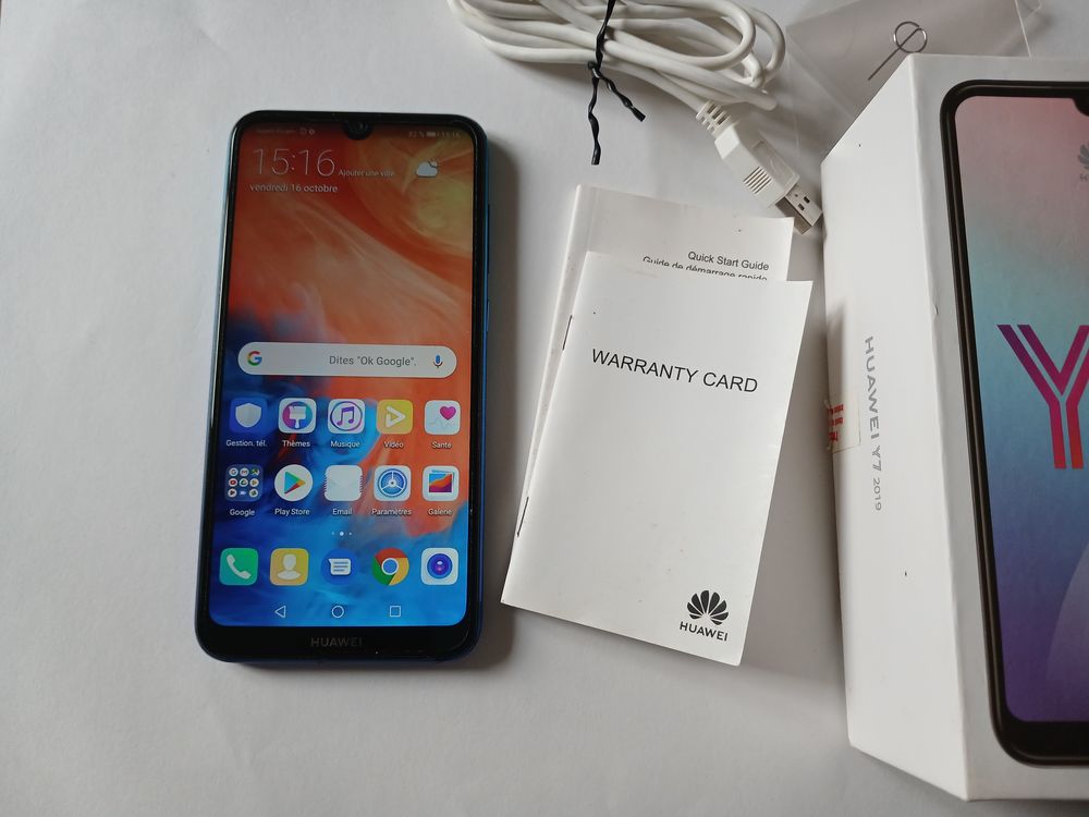 Smartphone Huawei Y7 2019 avec c&acirc;ble USB Téléphones et tablettes