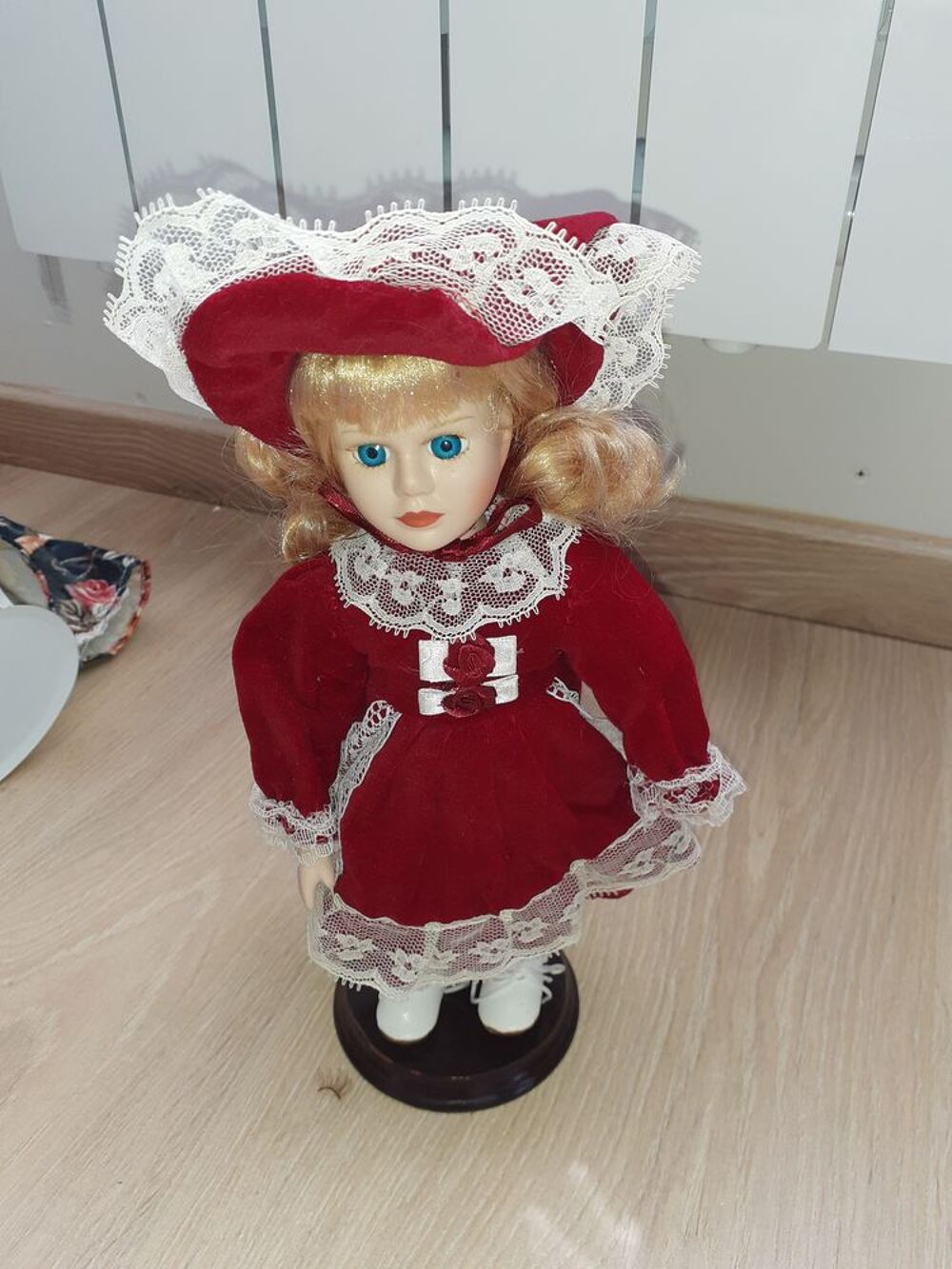 Poup&eacute;e porcelaine 