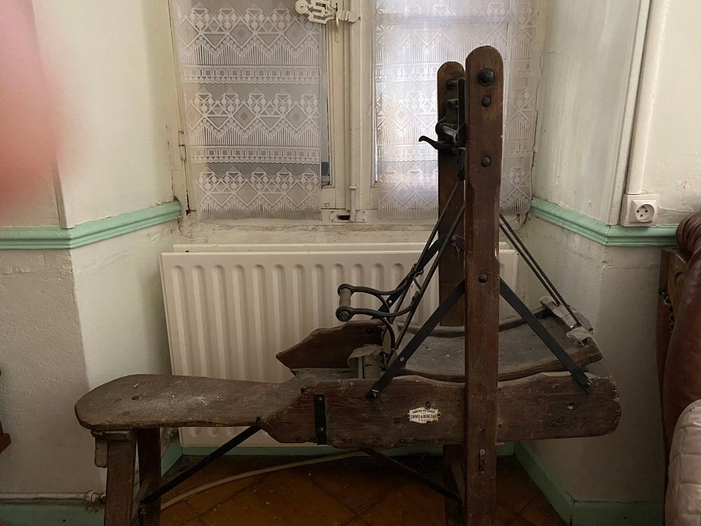 Antique: Armoire avec miroir, gardeuse, etc. Meubles
