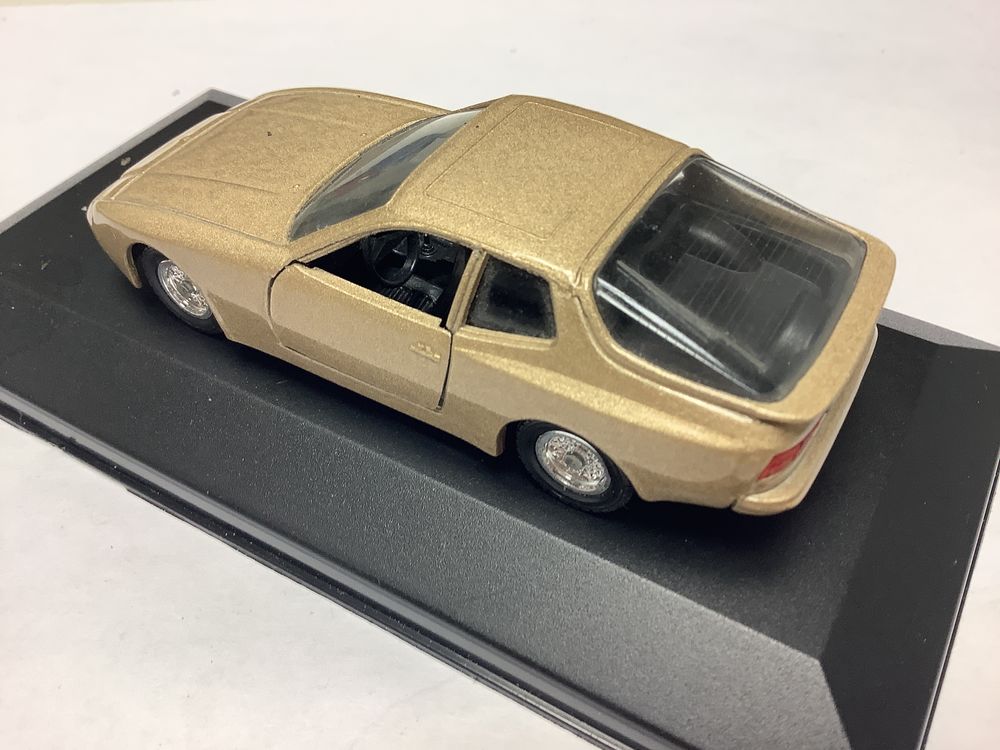 PORSCHE 944 voiture miniature 