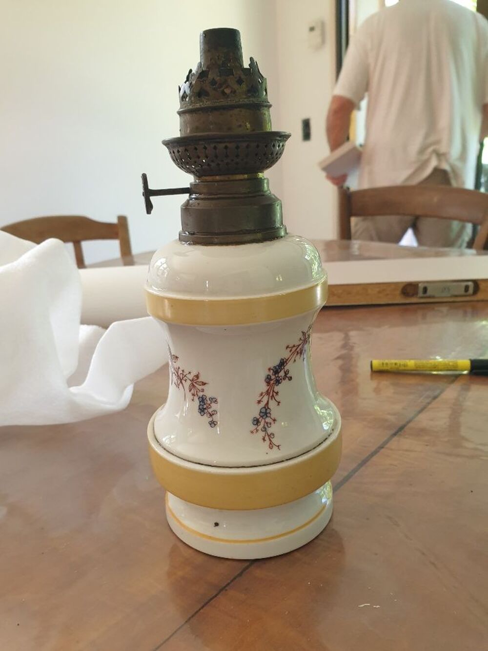 Lampe &agrave; p&eacute;trole blanche avec dessins, vintage Décoration