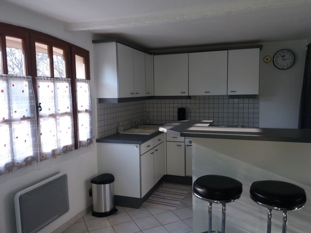 Location Appartement gd studio en campagne plus parking Simiane-collongue