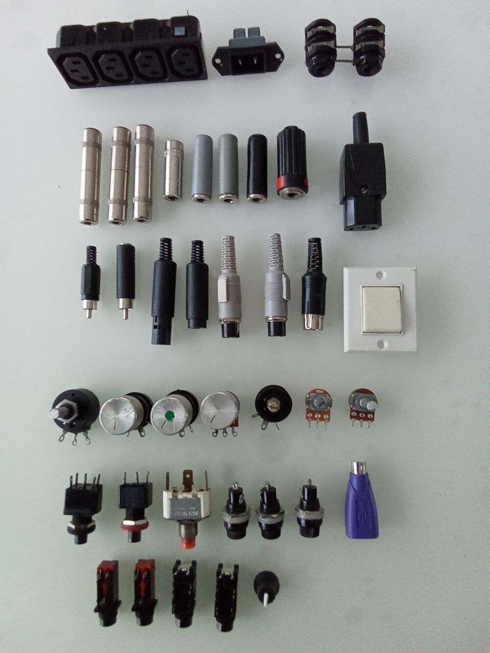 Jack, RCA, Potentiom&egrave;tres, prise PL4 etc... Instruments de musique