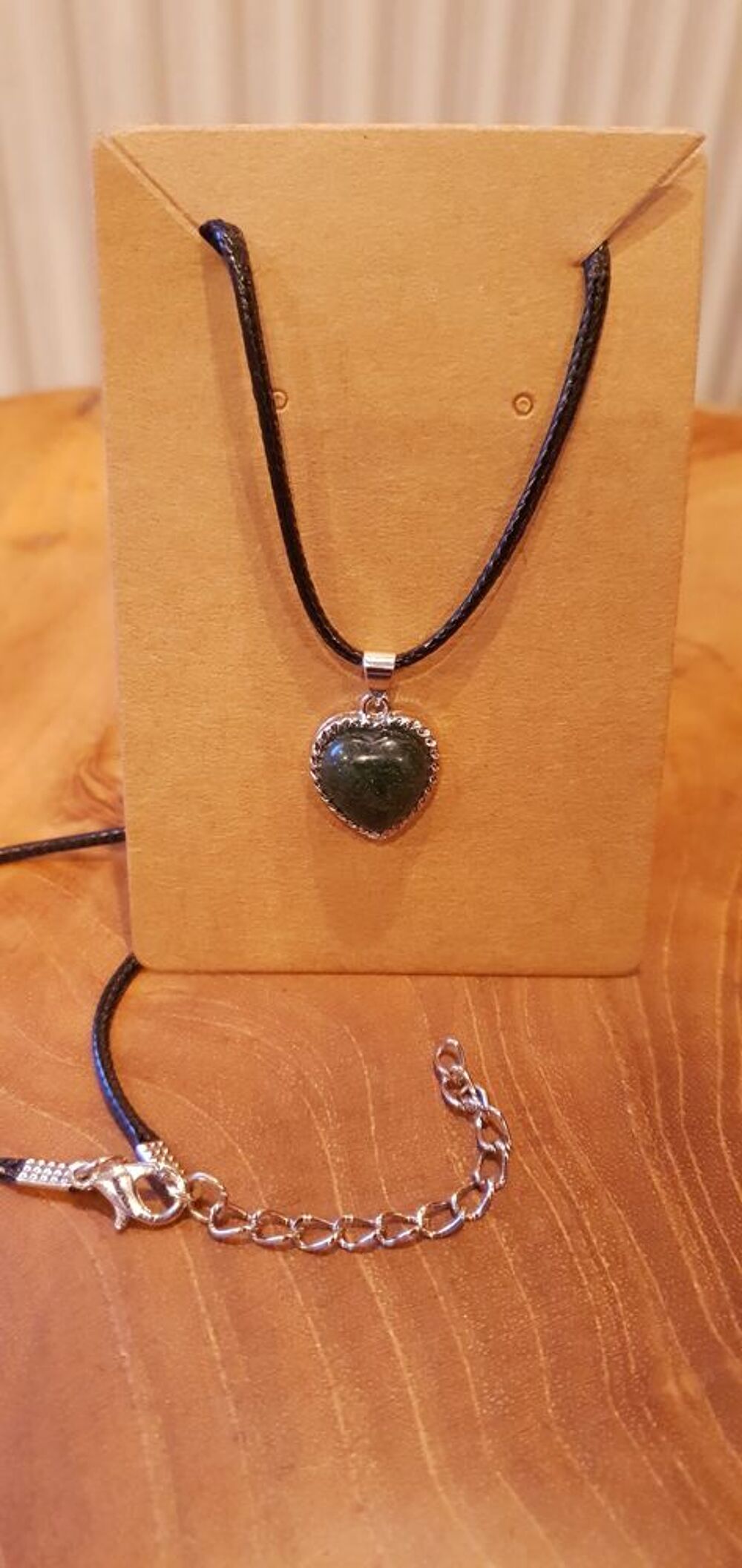 Pendentif en quartz fraise verte Bijoux et montres