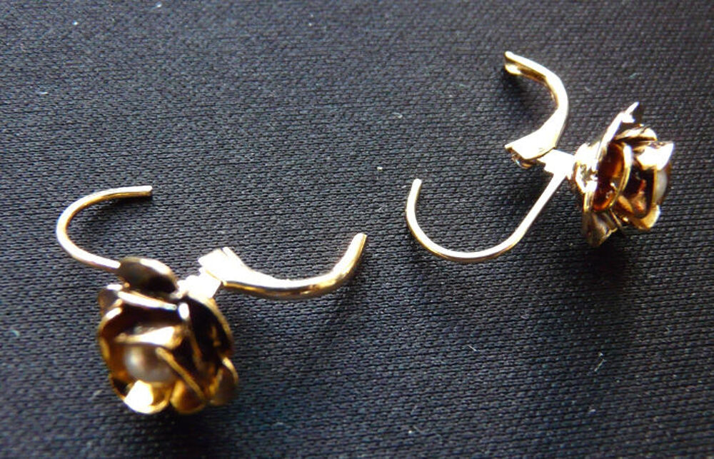 Boucles d'Oreilles dor&eacute;es en forme de Rose et petite perle Bijoux et montres
