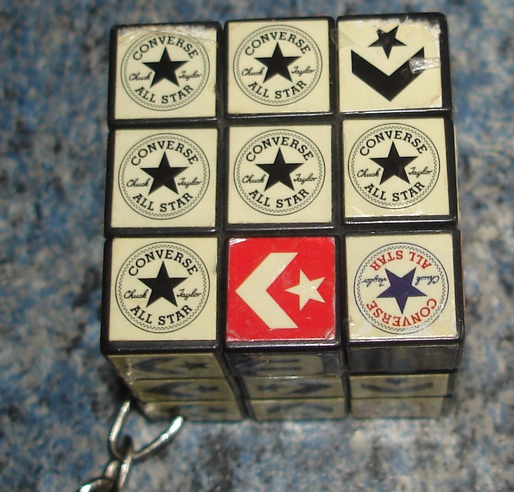 Porte-cl&eacute; Rubik's Cube Converse en tr&egrave;s bon &eacute;tat 