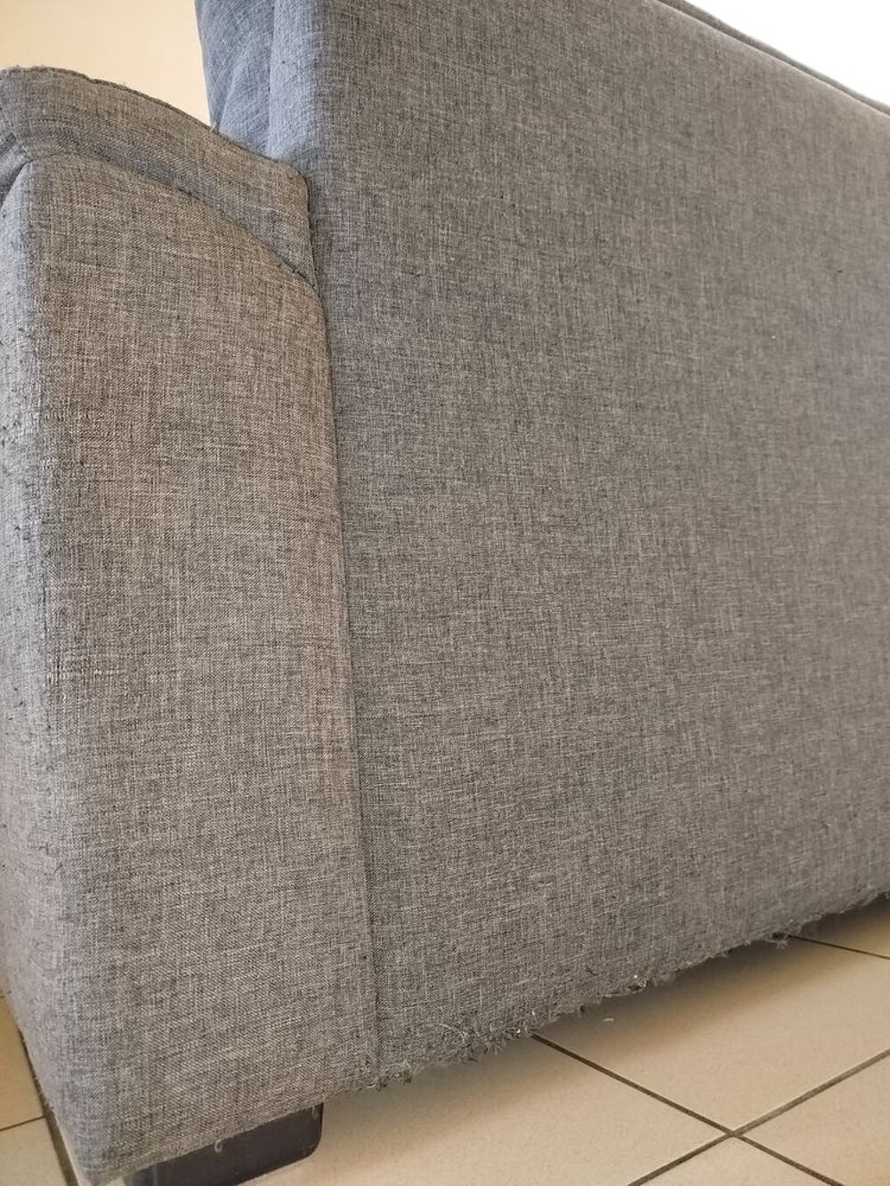 Canap&eacute; 3places en tissu.
Longueur 220 largeur 90 Meubles