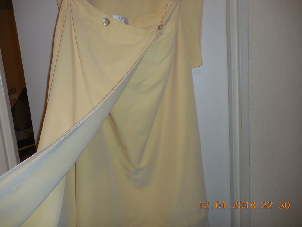 ensemble jupe et chemisier 48
Vêtements