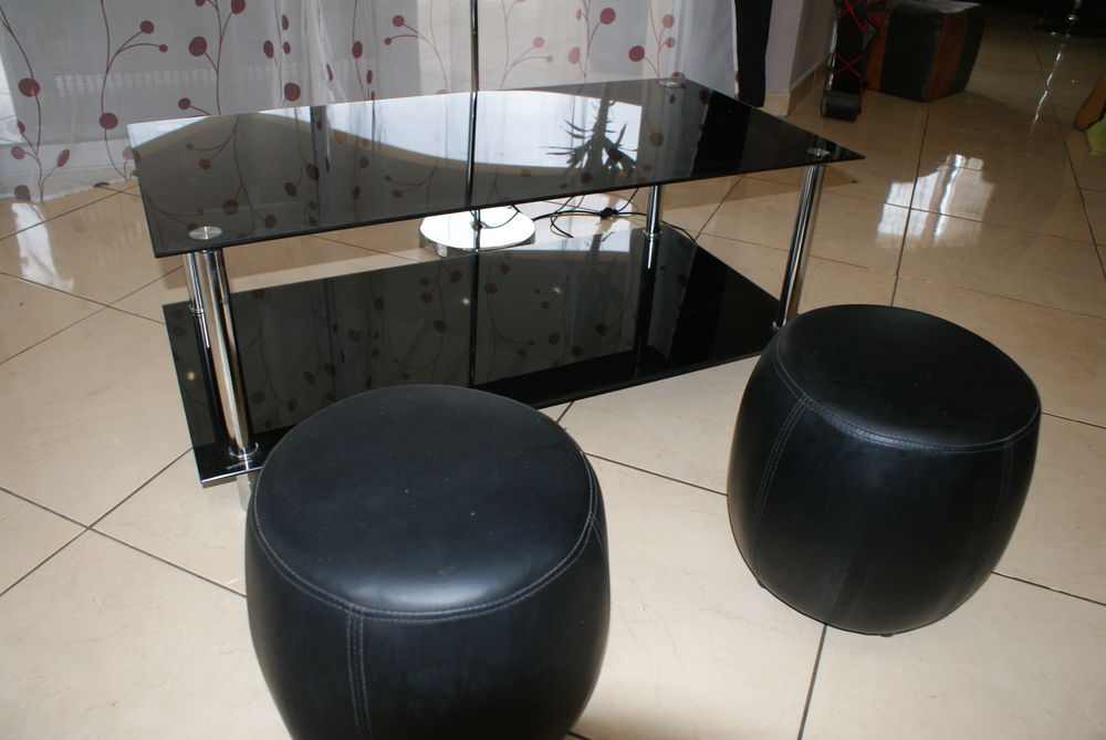 Table basse en verre noir + 2 poufs Meubles