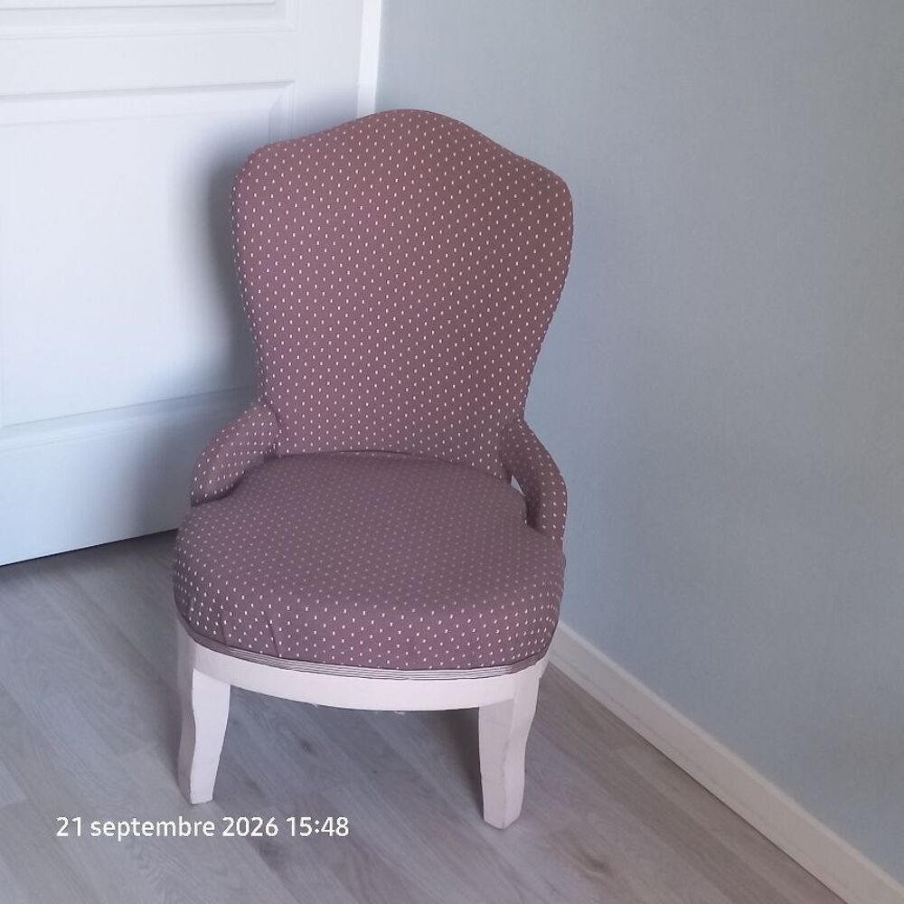 Petit fauteuil ancien de style. Restaur&eacute; traditionnellement Meubles