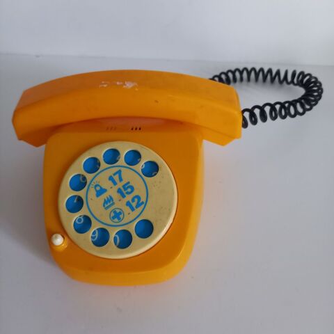 Le téléphone jaune d'une autre époque, jouet vintage, ref 22 5 Saumur (49)