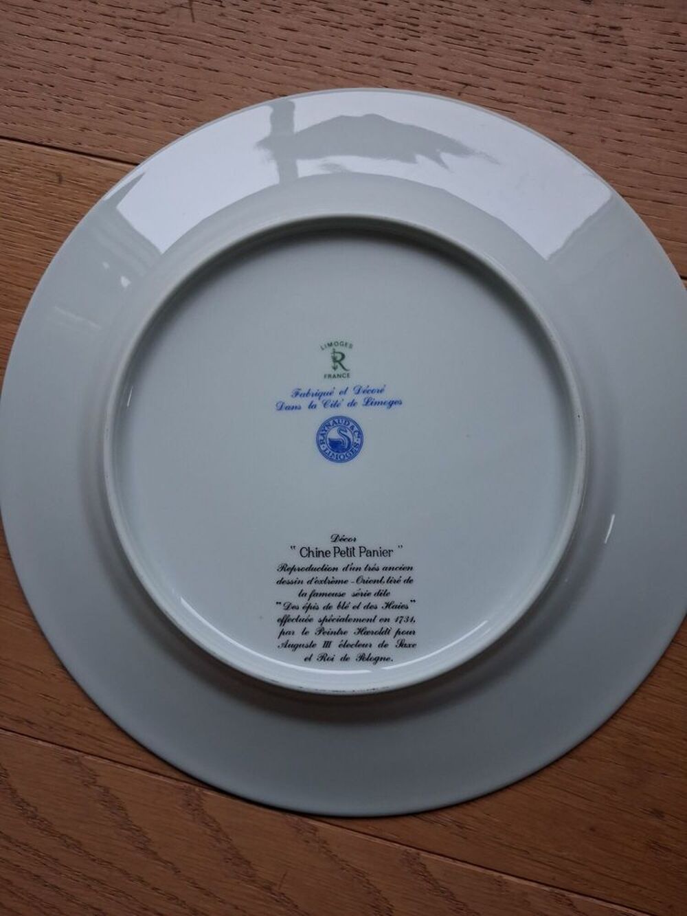 Beau service de table : assiettes et plats Cuisine