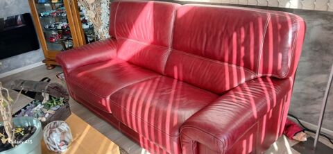 Canap� en cuir bordeaux. 200 Chaneins (01)