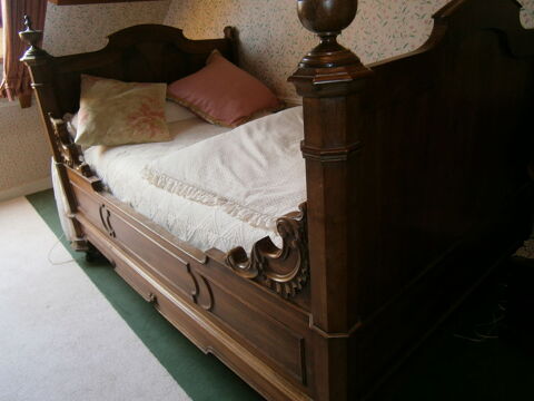 lit de coin ancien en noyer avec sommier et matelas 220 Courtenay (45)