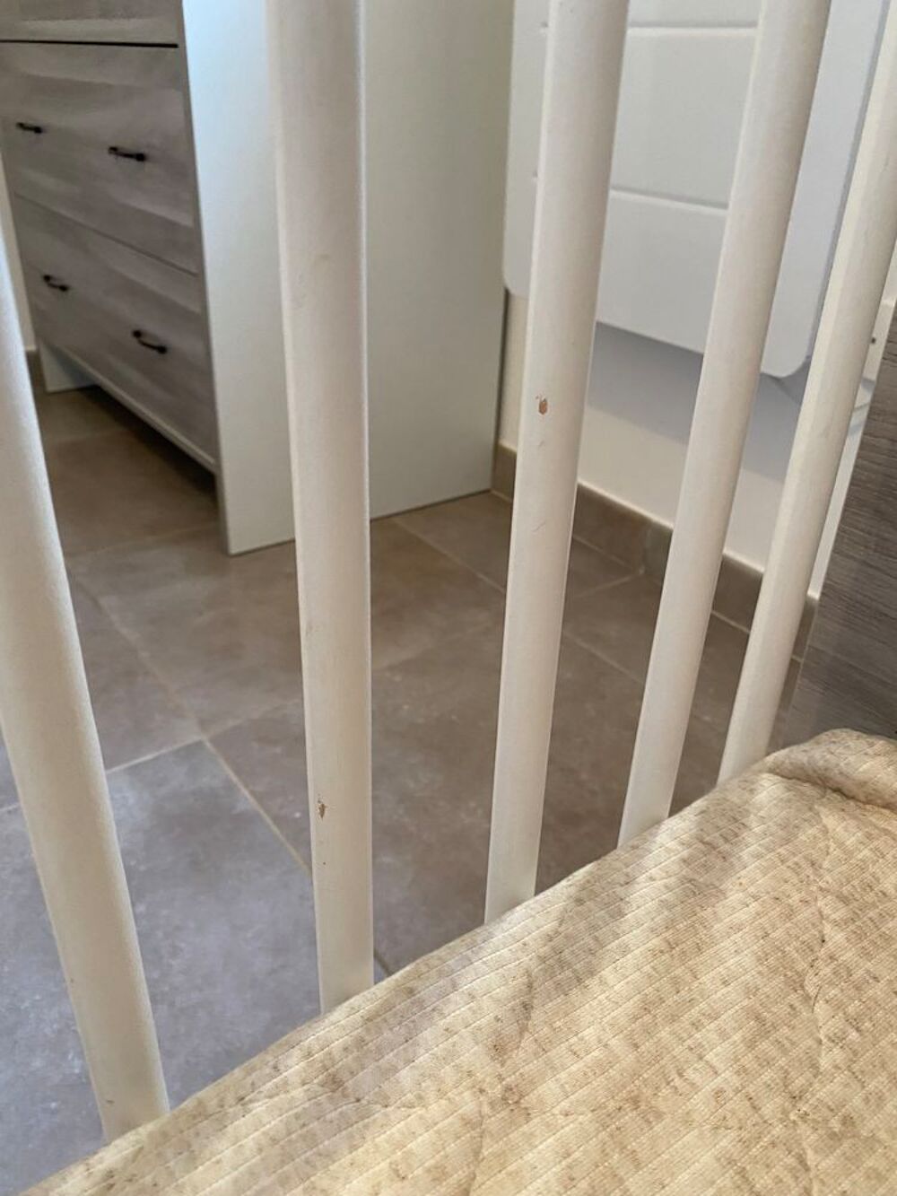 Lit &agrave; barreaux Sauthon avec matelas coco Puériculture
