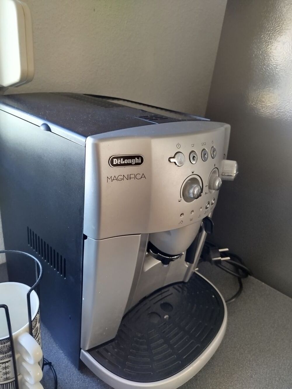 machine &agrave; caf&eacute; Delonghi magnificat. Tr&egrave;s bonne &eacute;tat et docum Electroménager