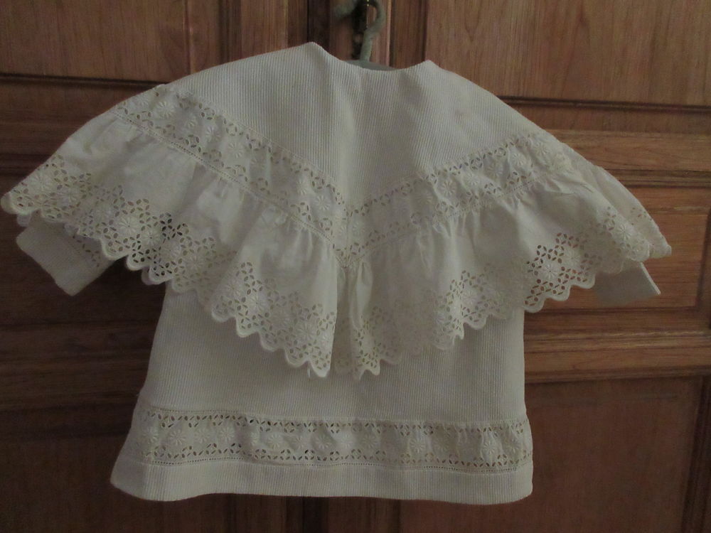 Ancien mantelet pour b&eacute;b&eacute; 