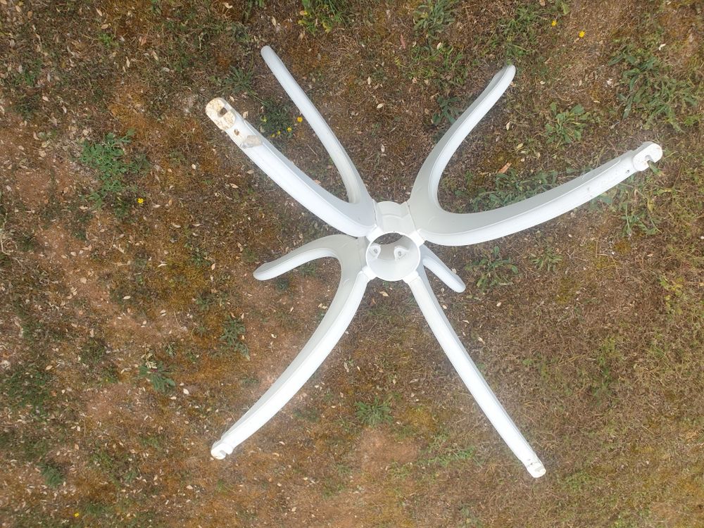 2 Tables rondes blanche. Diam&egrave;tre 87 et 97 cm. Jardin