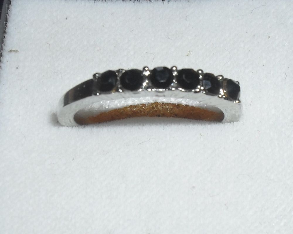 Superbe Bague Vintage avec 6 petits brillants. Bijoux et montres