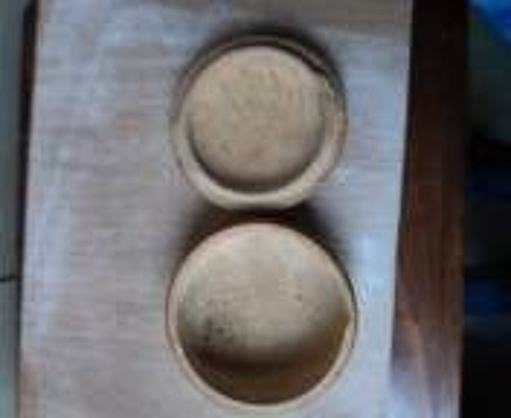Bo&icirc;te de cuisine ancienne (&agrave; sel ou &eacute;pices) en bois tourn&eacute; Décoration